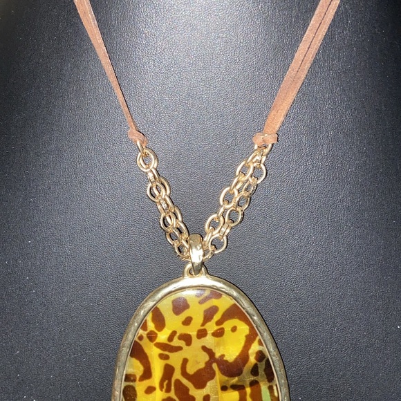 Gorgeous Animal Print Pendant Necklace - Picture 5 of 7